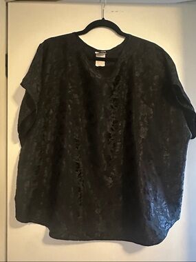 Black Short-Sleeve Tunic Top - Women's